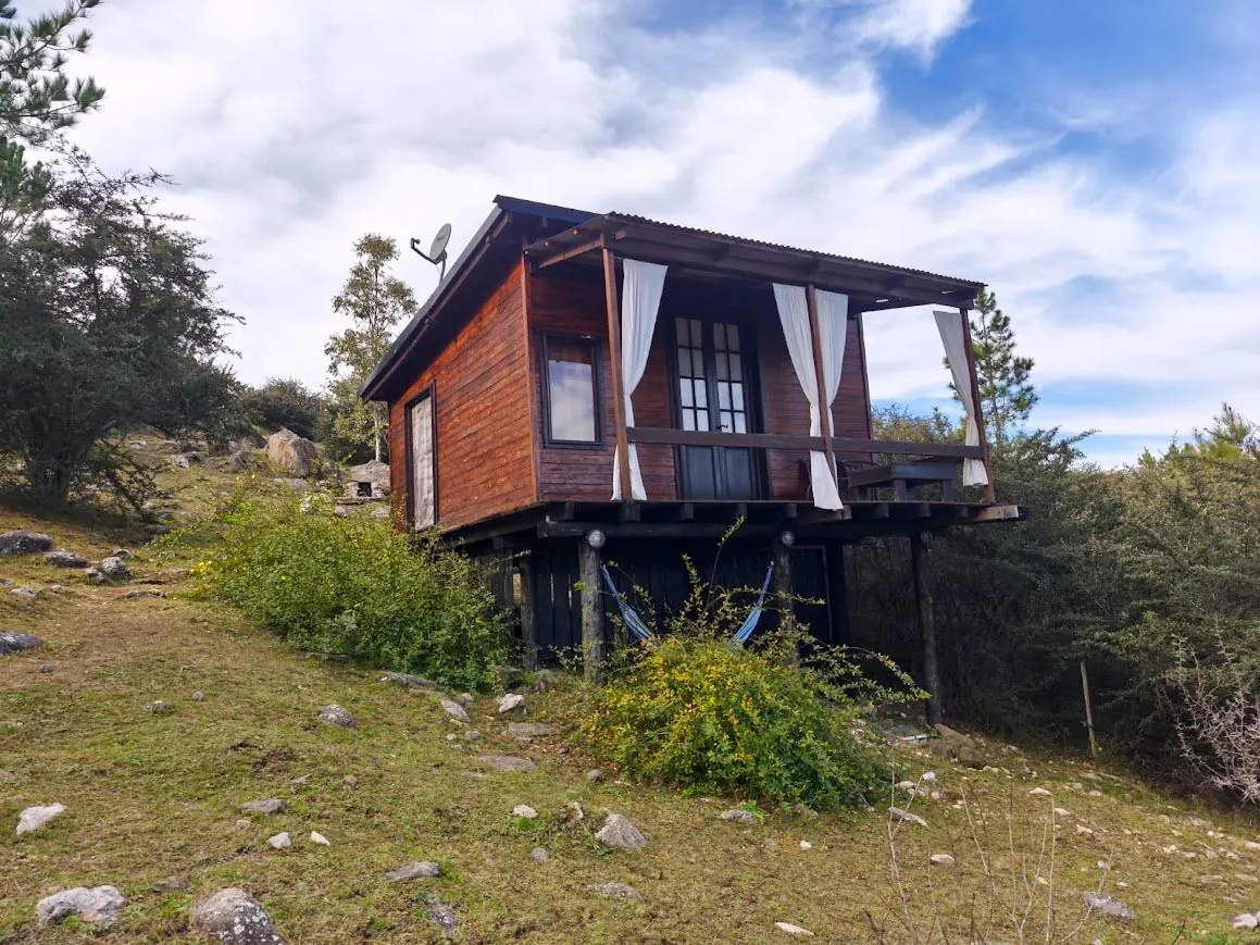 Cabaña Chuña 1 de madera sobre pilotes con vista a las sierras en San Clemente, Córdoba
