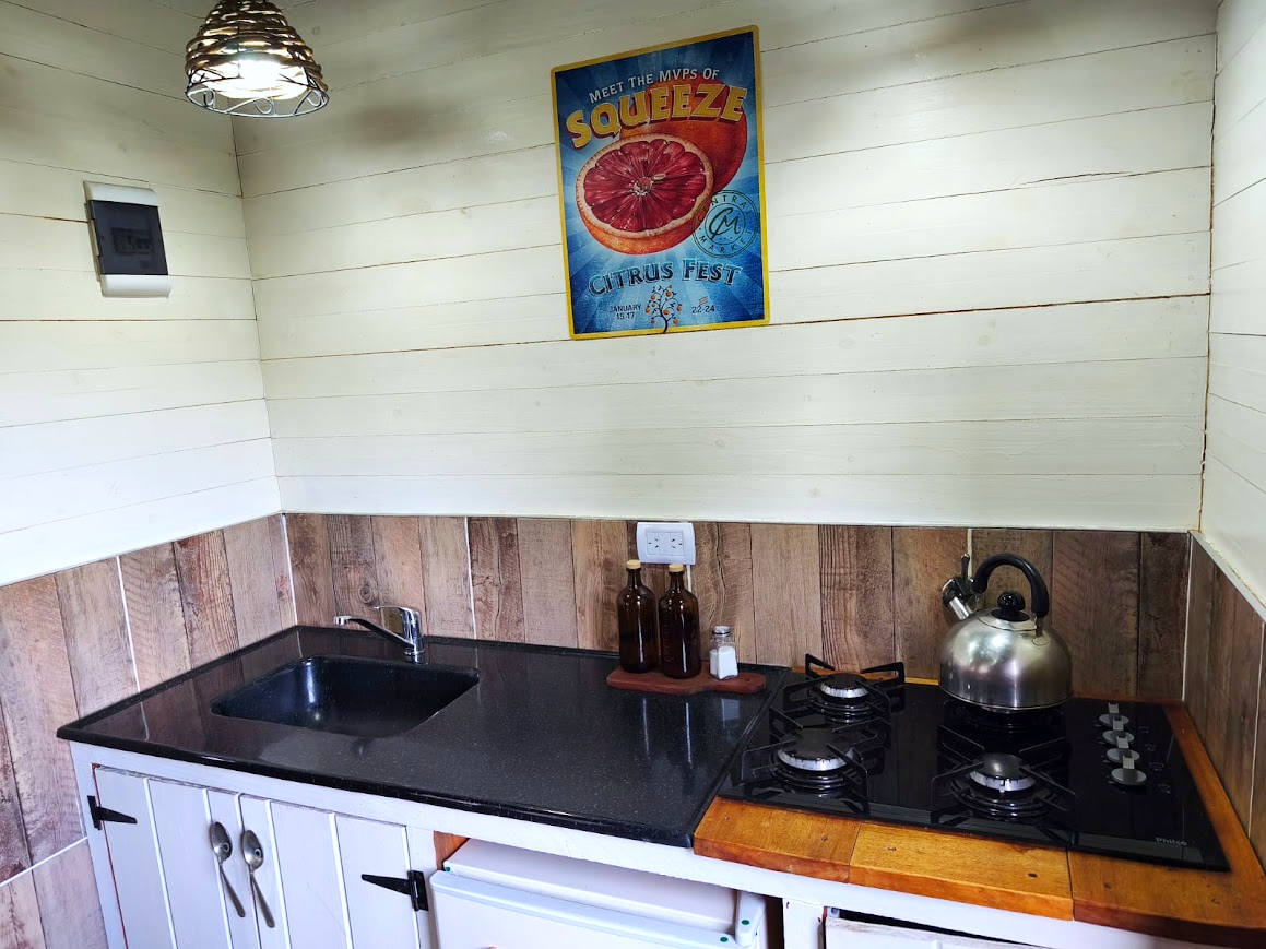 Cocina equipada de la Cabaña Chuña 1 con anafe a gas y mesada de granito