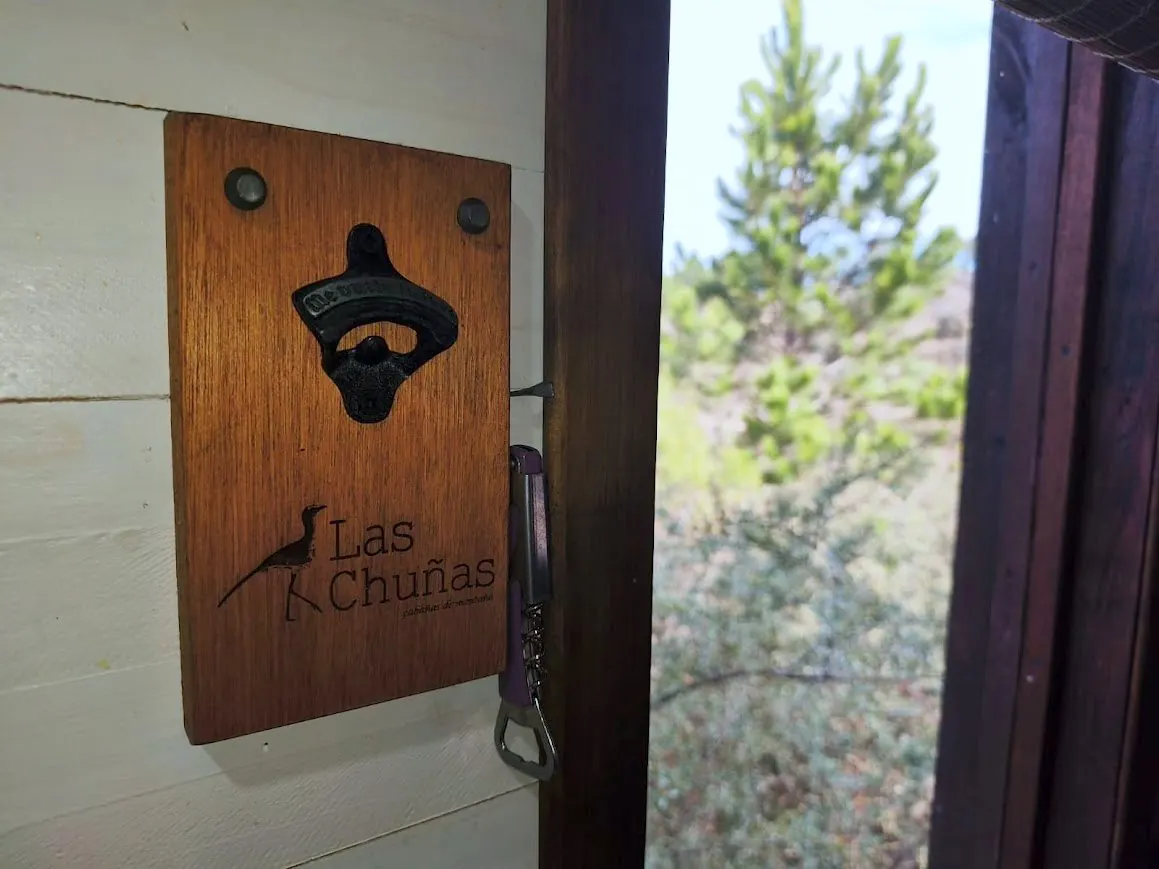 Destapador con el logo de Las Chuñas en la galería de la Cabaña Chuña 1