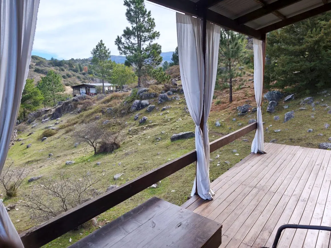 Vista panorámica a las sierras desde la galería de la Cabaña Chuña 1