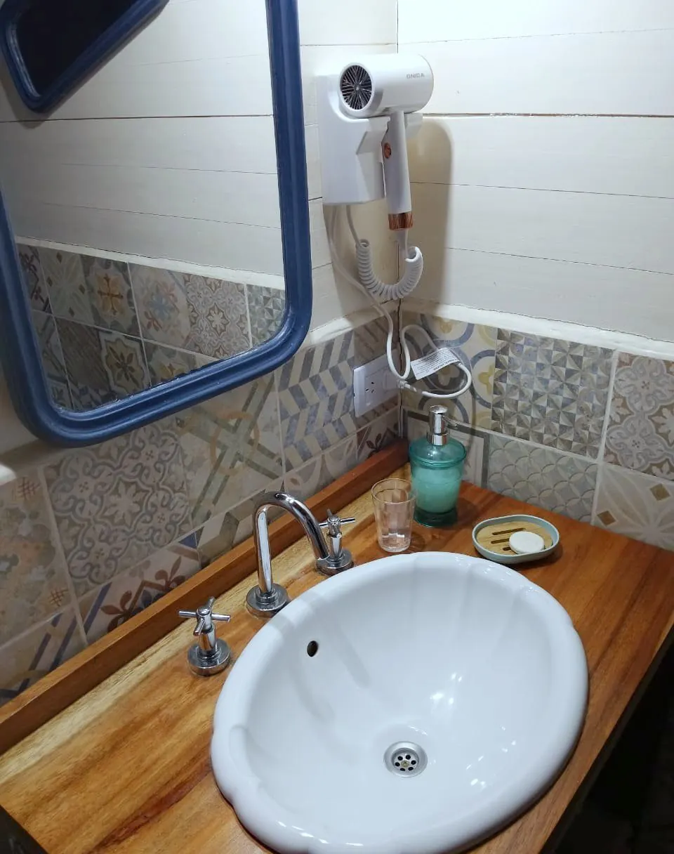 Secador de pelo de pared en el baño de las cabañas Las Chuñas