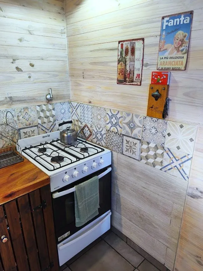 Cocina a gas con horno y azulejos calcáreos en la Cabaña Chuña