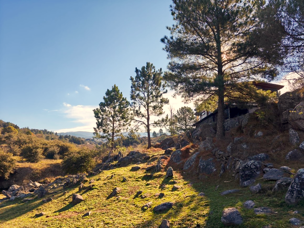 Reposeras junto al arroyo en el predio de Las Chuñas, San Clemente, Córdoba